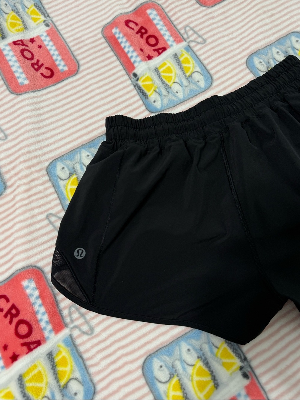 Lululemon Hotty Hot shorts, black size 6 low rise 2.5” inseam - Picture 3 of 6